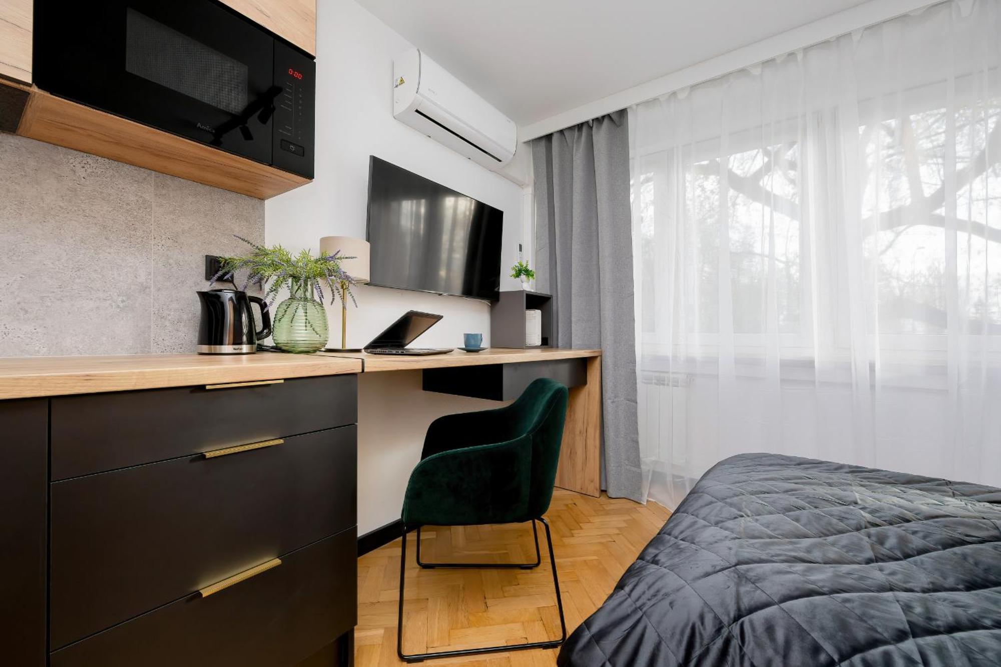 Modern Black & Wooden Near The Airport By Renters Apartment *
