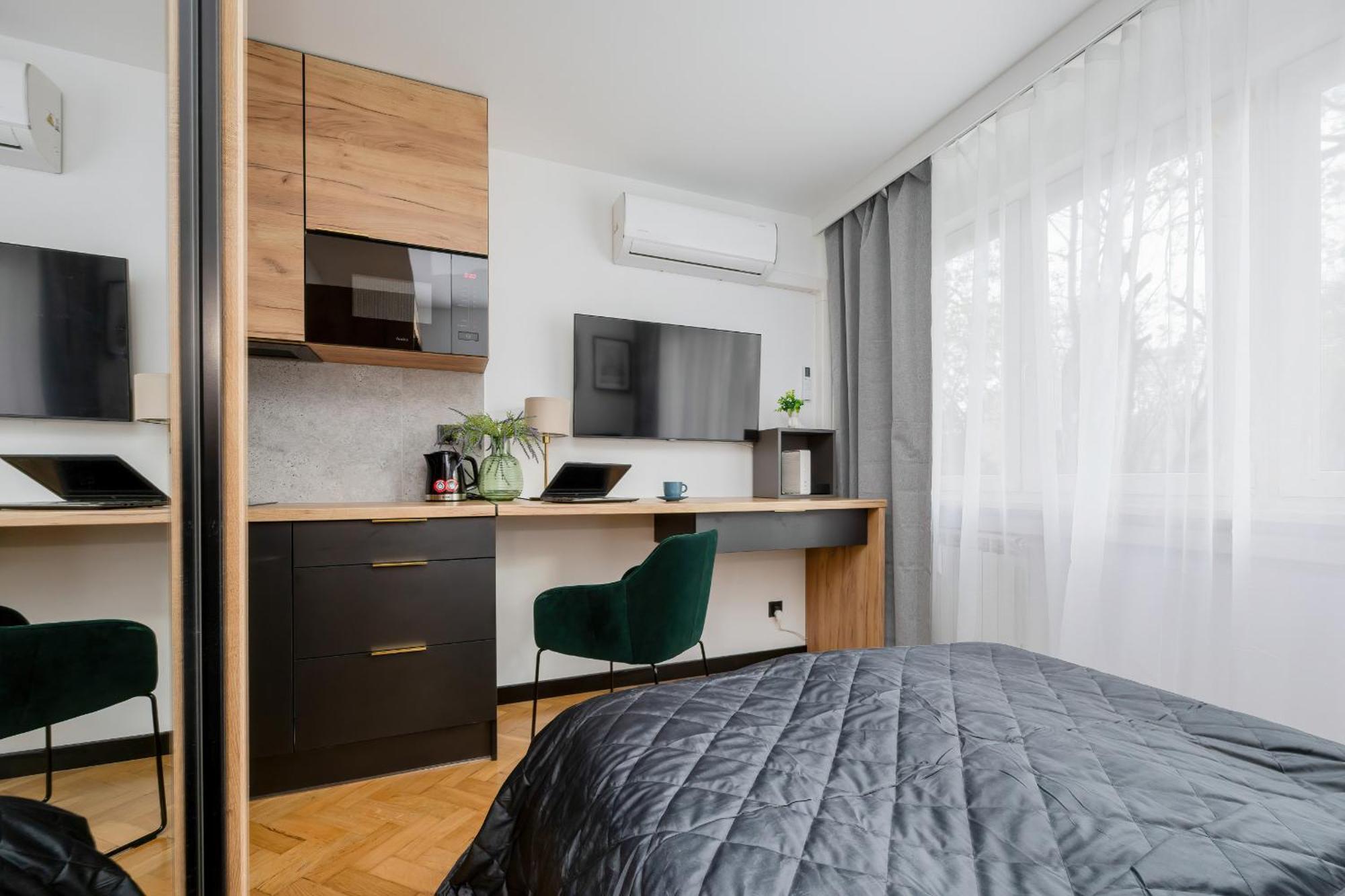 Apartment Modern Black & Wooden Near The Airport By Renters Warsaw