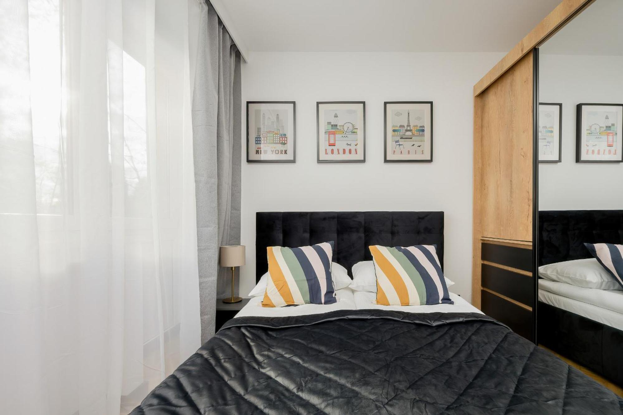 Modern Black & Wooden Near The Airport By Renters *
