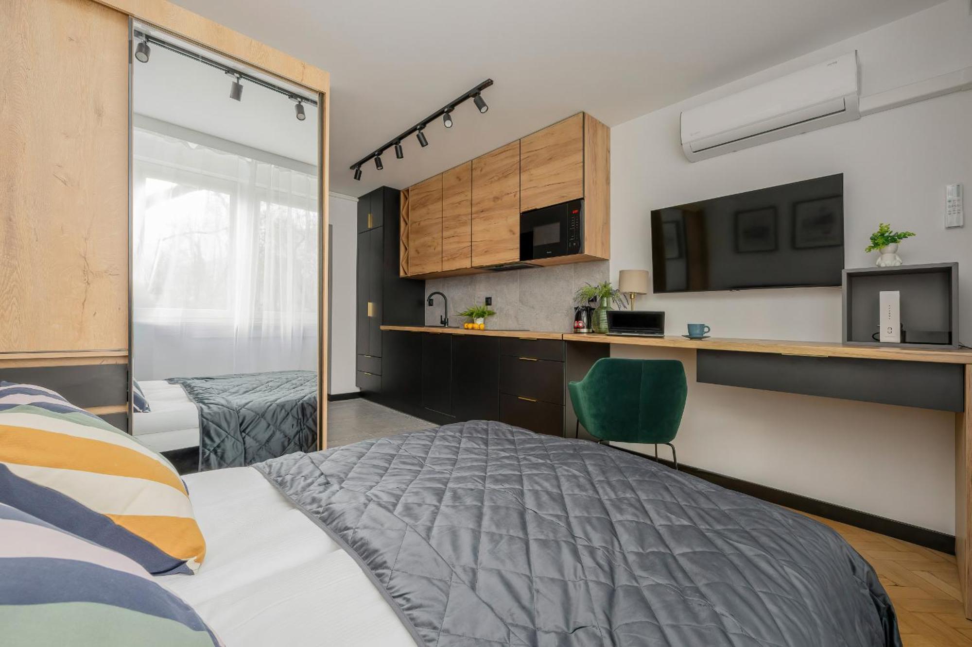 Modern Black & Wooden Near The Airport By Renters Apartment *