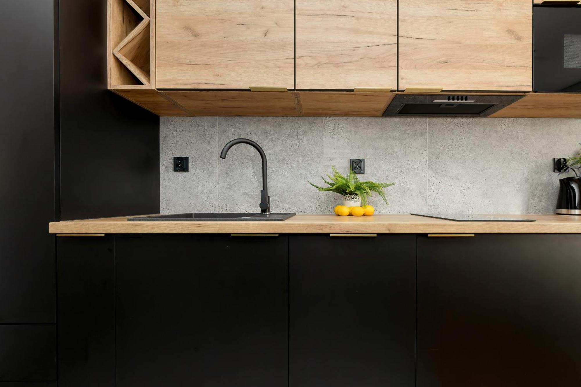 Modern Black & Wooden Near The Airport By Renters Apartment *
