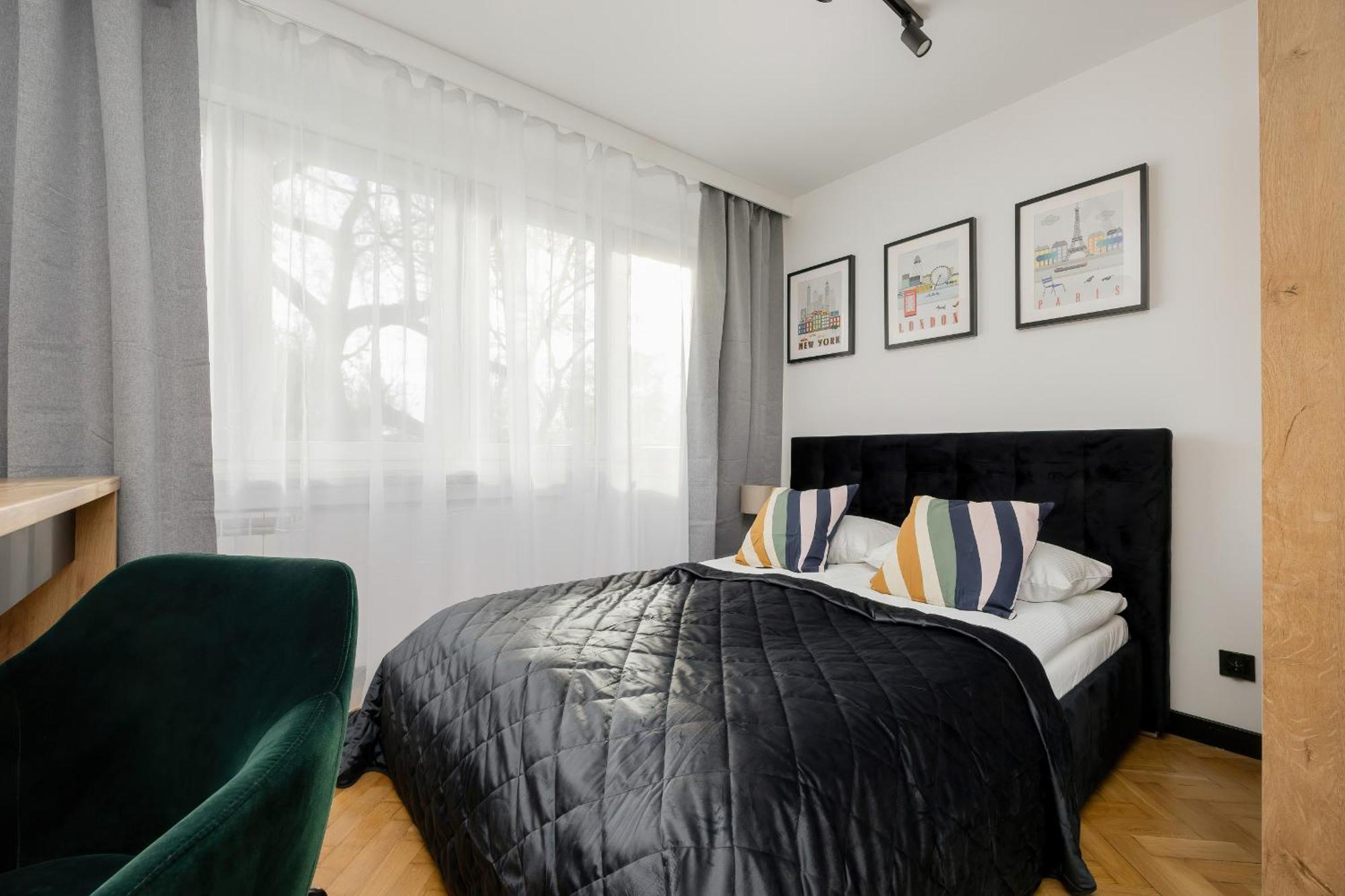 Apartment Modern Black & Wooden Near The Airport By Renters Warschau