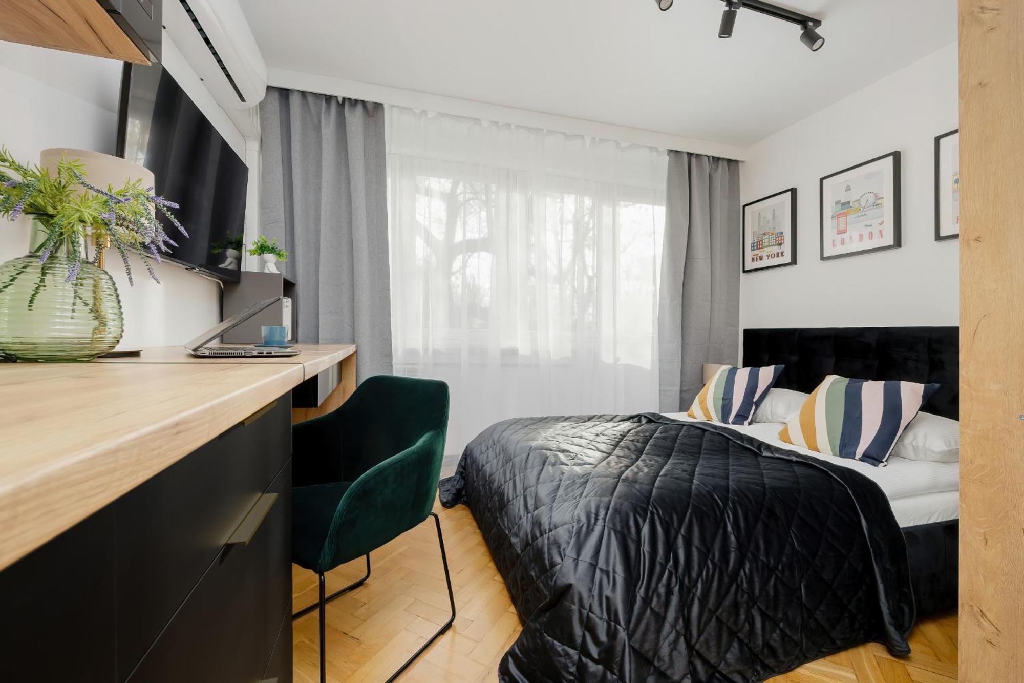 Modern Black & Wooden Near The Airport By Renters Apartment Warschau
