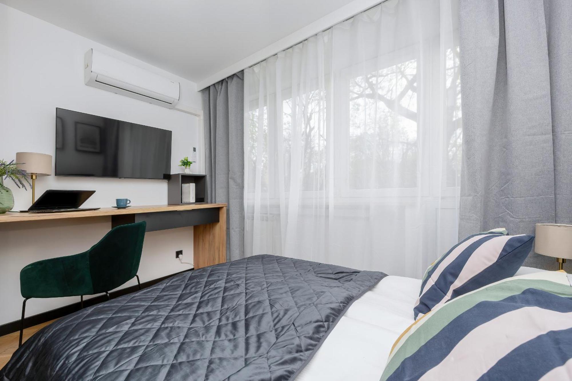 Modern Black & Wooden Near The Airport By Renters