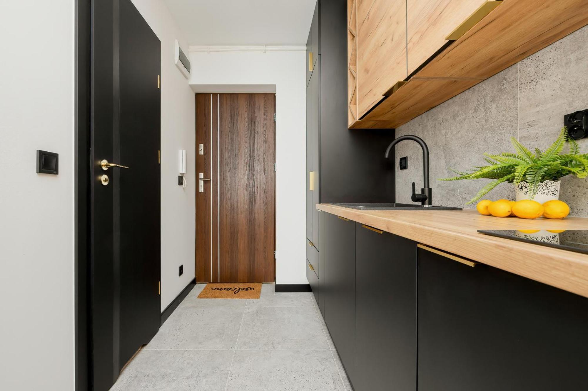 Apartment Modern Black & Wooden Near The Airport By Renters