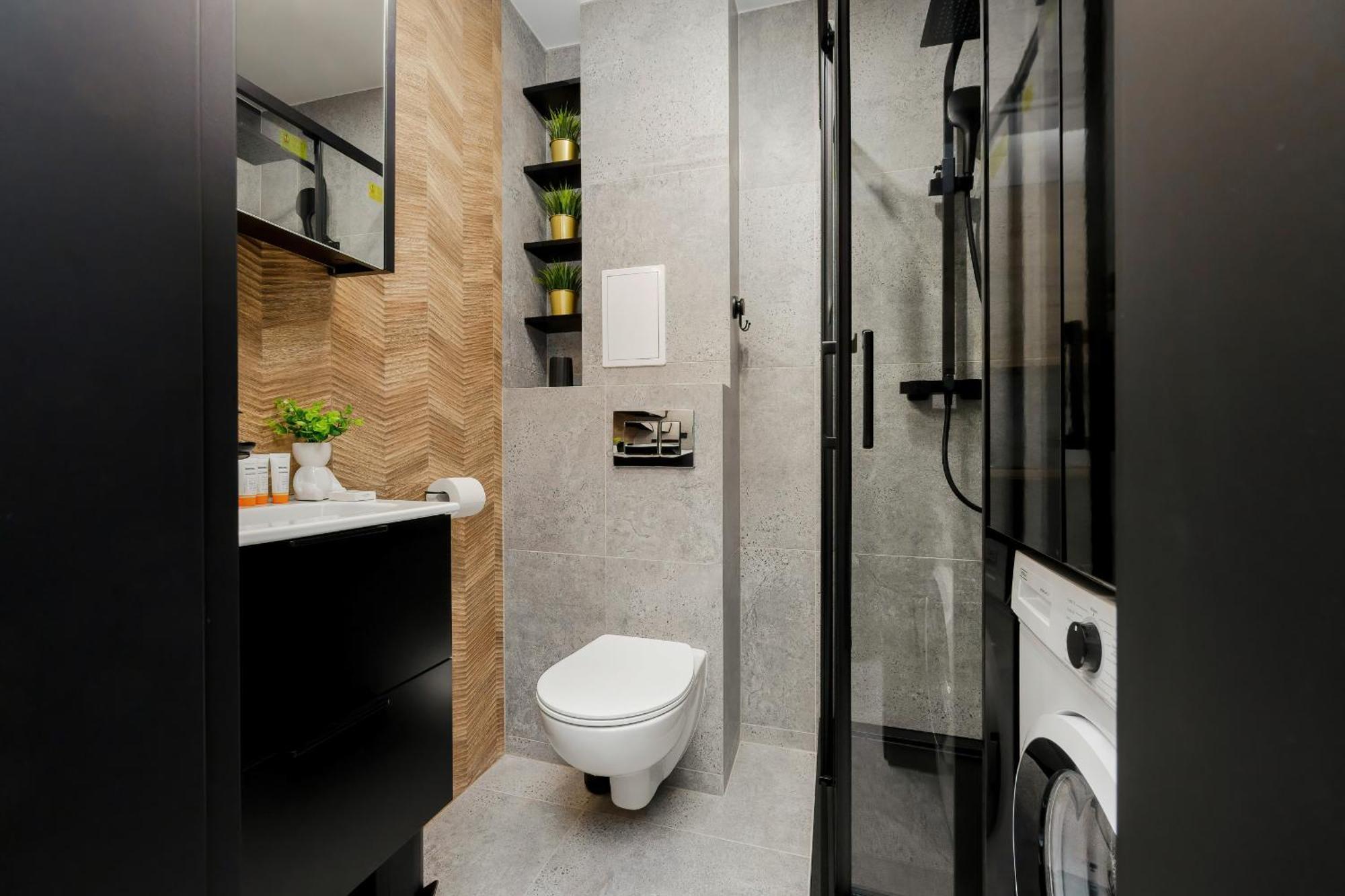 Modern Black & Wooden Near The Airport By Renters