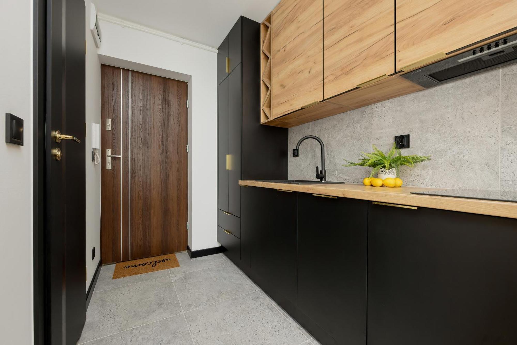 Apartament Modern Black & Wooden Near The Airport By Renters