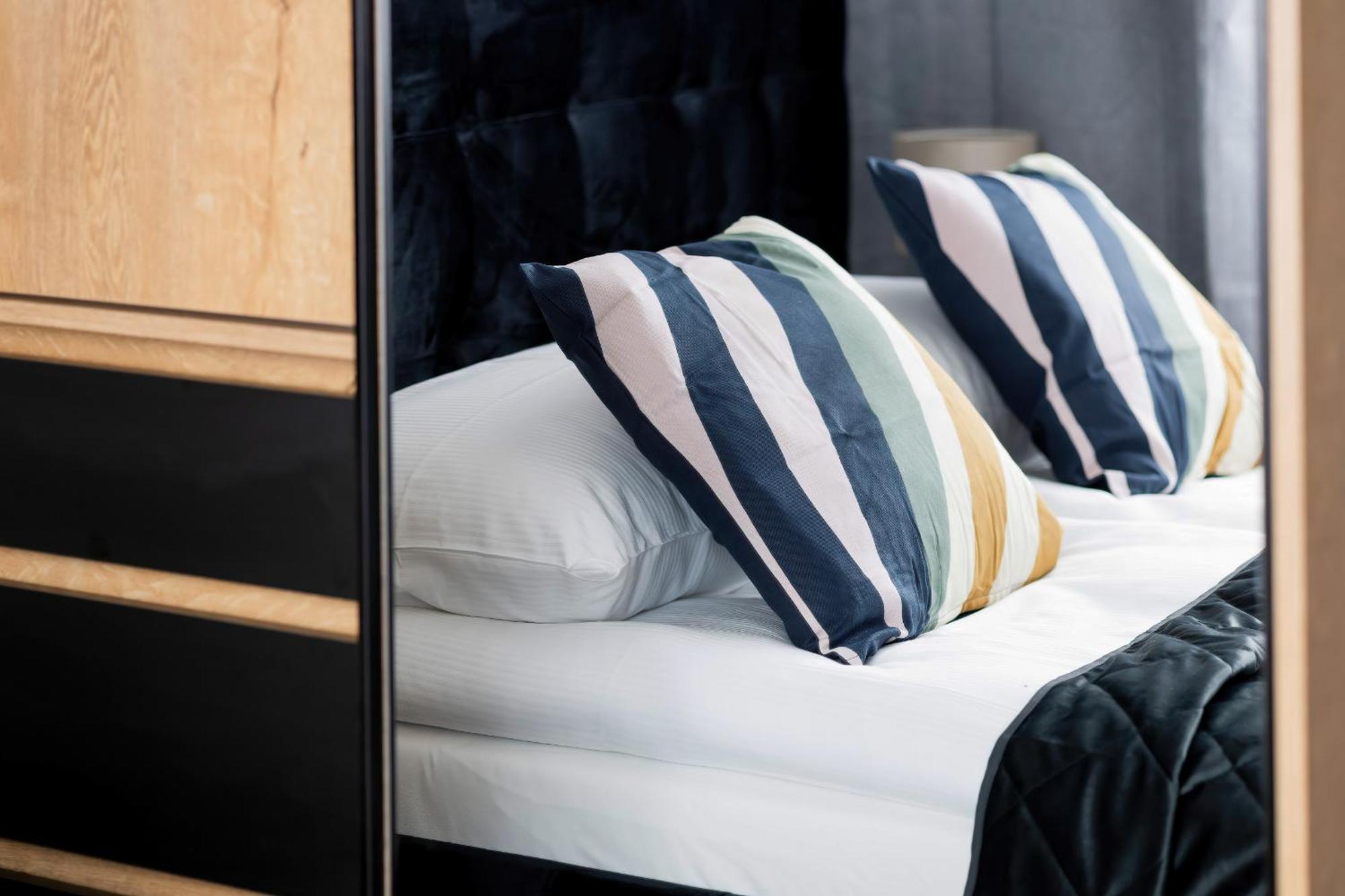 Modern Black & Wooden Near The Airport By Renters Apartament