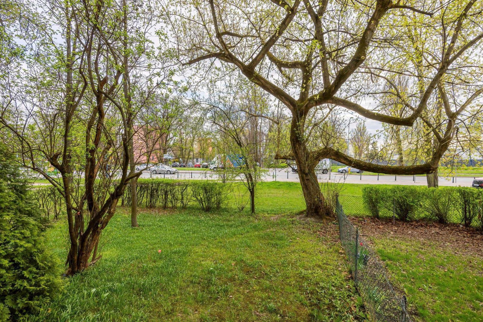 Modern Black & Wooden Near The Airport By Renters Apartament *